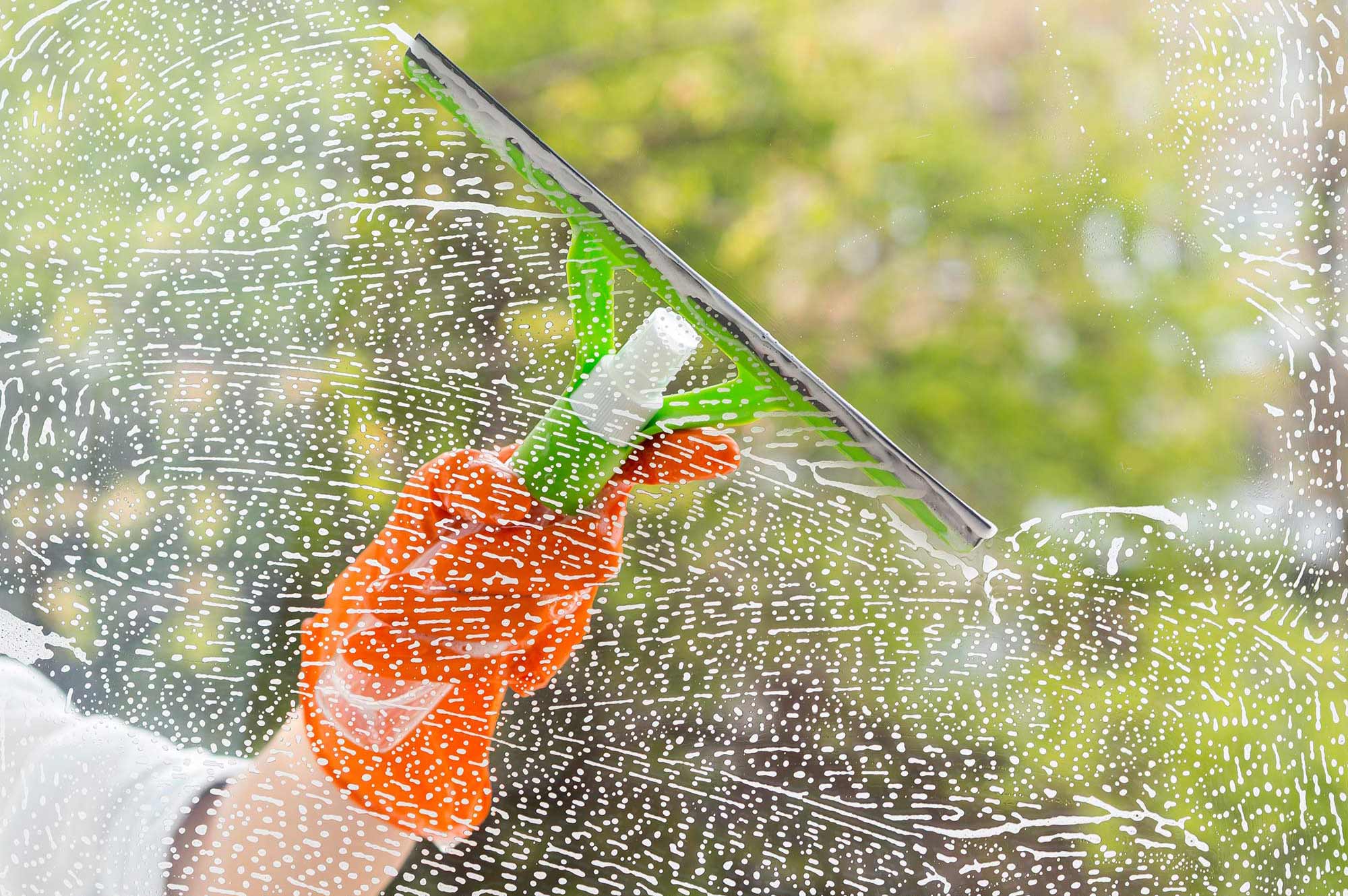 Fensterscheibe mit Glasreiniger - Fensterreinigung